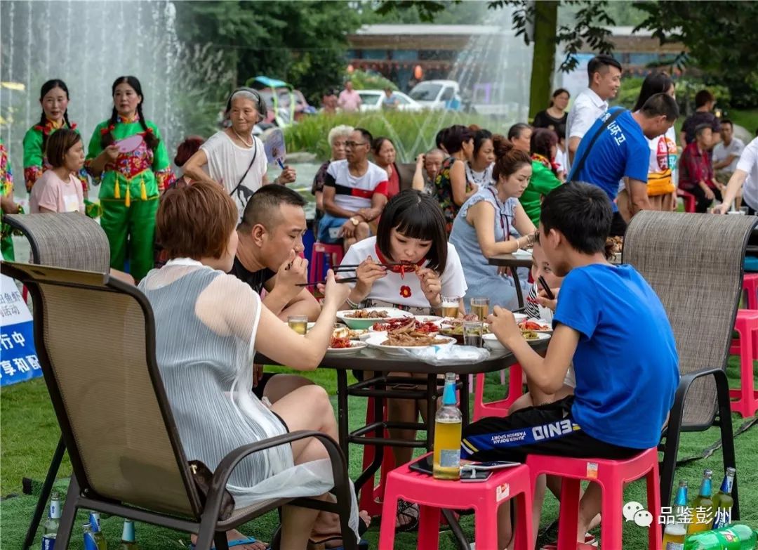 特別是佐以昇平鎮各大專業稻田魚餐廳,農莊自養的天然藿香,香蔥等原