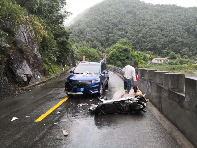 6月21日晚19时,宁陕县路面湿滑,江口镇210国道发生一起交通事故,随后