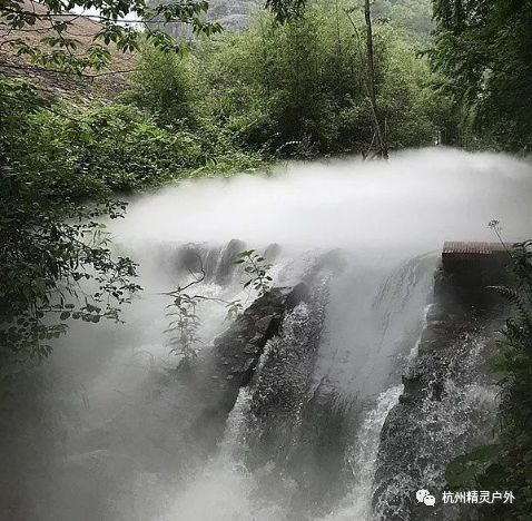 内西龙潭瀑布,水从石壁泻下,随即分成幽秀两股,似燕尾,故又名"燕尾瀑"