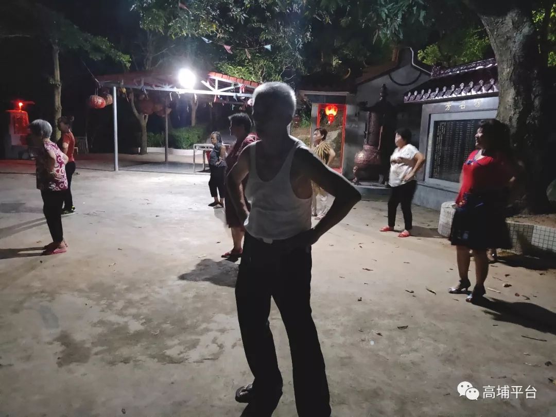 高埔营下顶现一种"佛曲"广场舞.