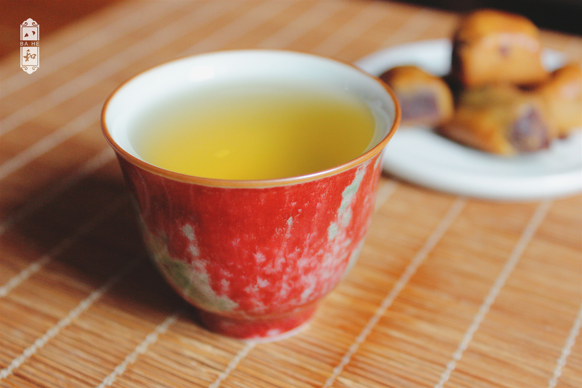 器型修长挺拔,足略高,外施美人醉釉水,内是青釉,让人爱不释手.