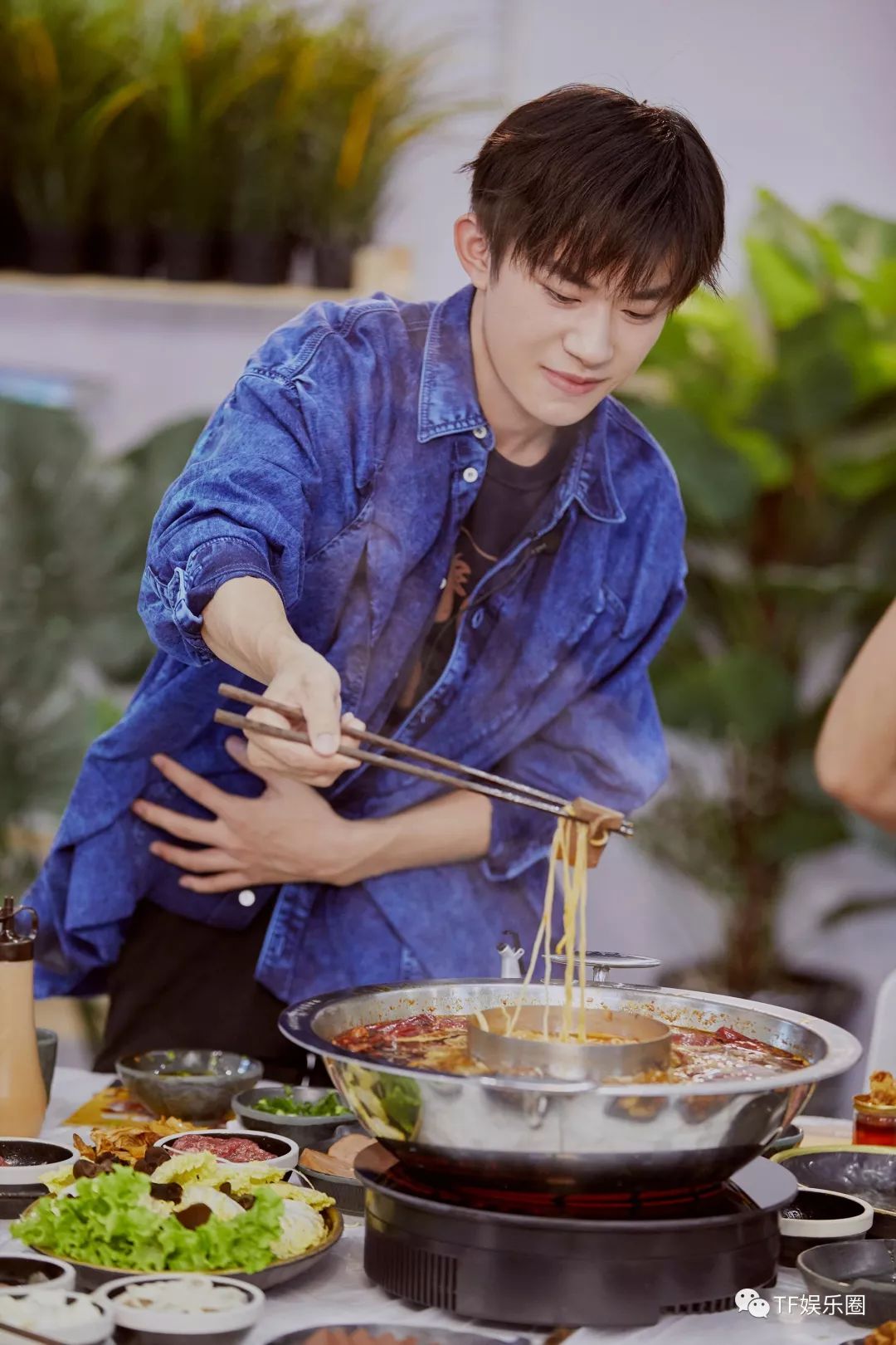 而更让人注意的是千玺在吃火锅的途中更是可爱度满分,一直不停地吃吃