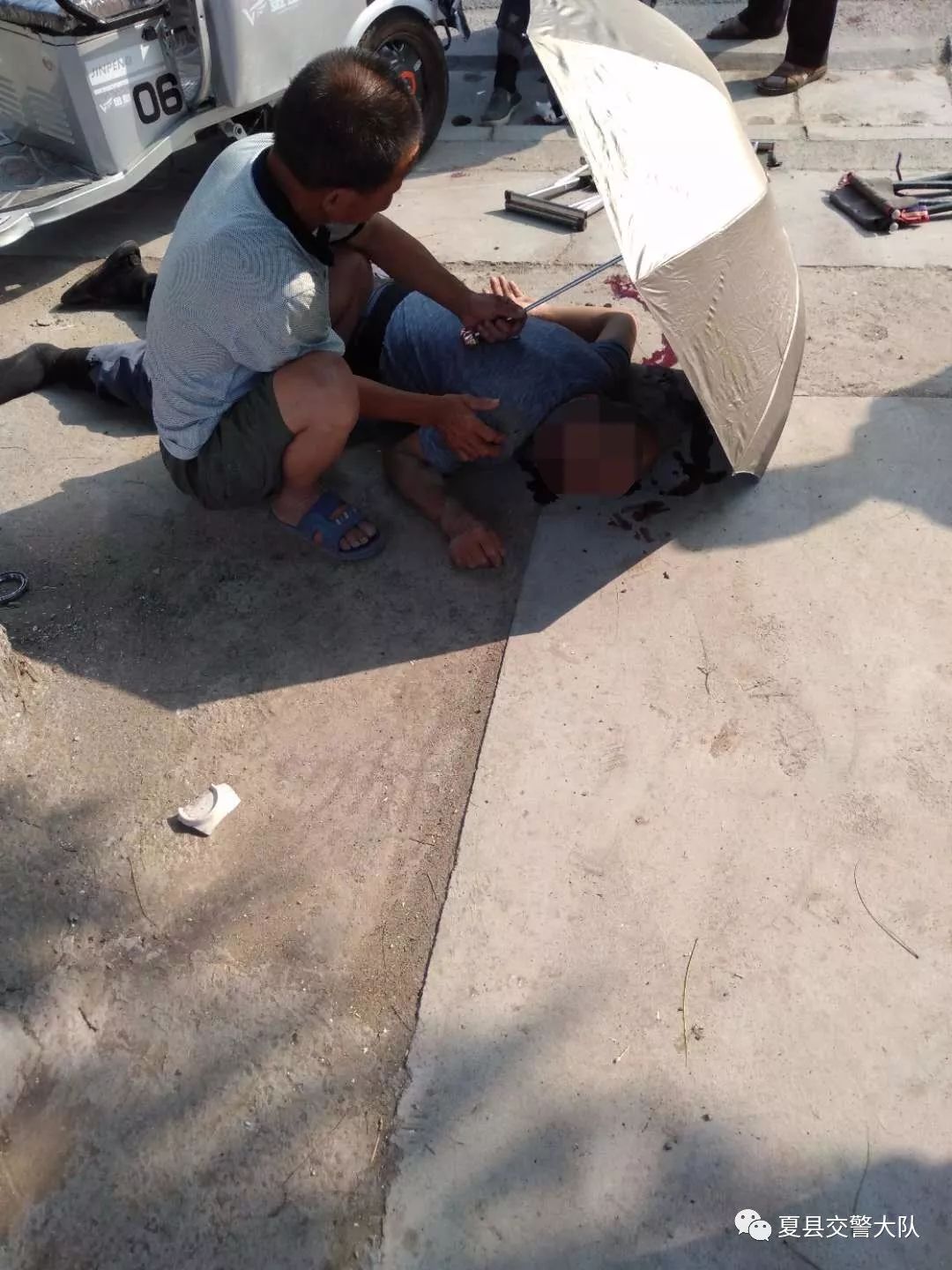临夏线行驶到司马村时与孙某驾驶的电动三轮车(后乘坐卢某和卢某)相撞