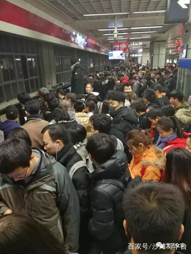 每一个没挤过北京早高峰地铁的人都是幸福的