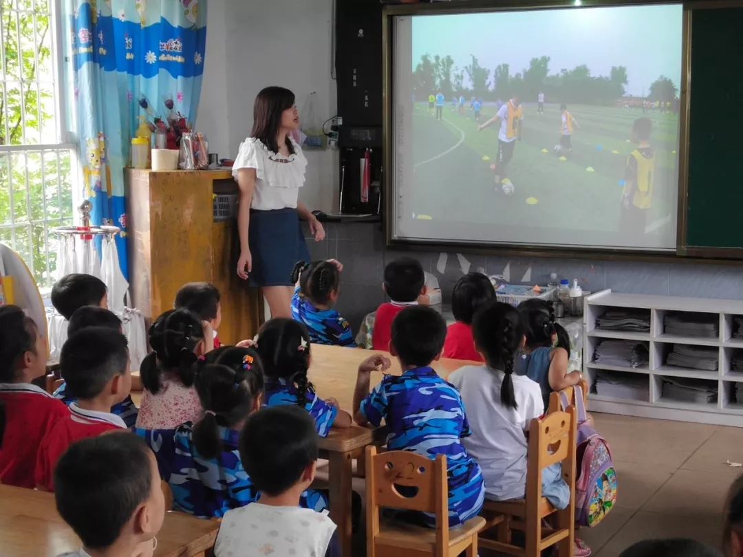 小学老师来仙龙幼儿园为大班孩子上课啦!
