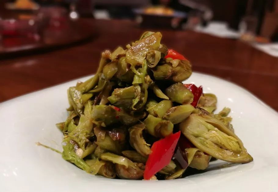 馅也是既解馋又实在的美食包成个头很大的包子将韭菜与卤肉做馅在天水