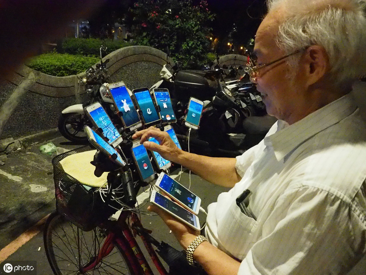 70岁老人带24部手机玩游戏,凌晨4点也不打盹,网友:绝对是骨灰级玩家