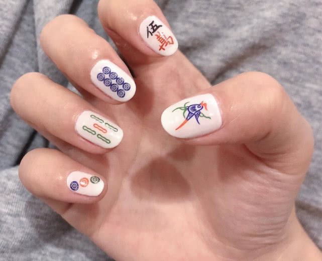 最近"麻将美甲"火了,麻将选手的必备,做麻将桌上做靓的仔!