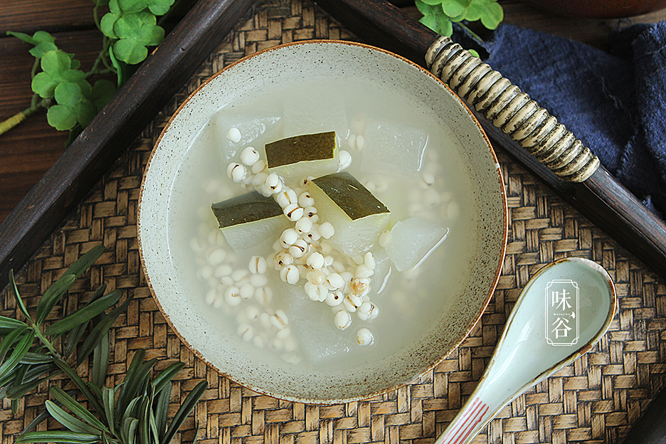 冬瓜已经变成透明状,绵绵软软的,薏米也煮的开花 ,清甜滋润,不愧为