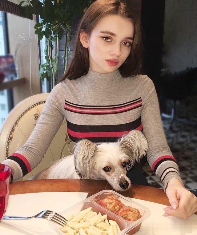 俄罗斯16岁蚂蚁腰少女网友勒得这么细不难受吗