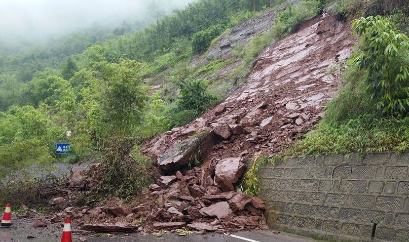 暴雨来袭桂阳人请一定注意防范避免滑坡灾害
