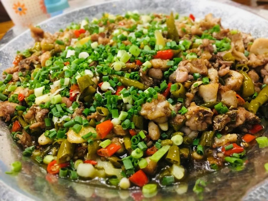 乐山钵钵鸡名声在外,但如果你偏爱藤椒味,那么一定要到眉山来.