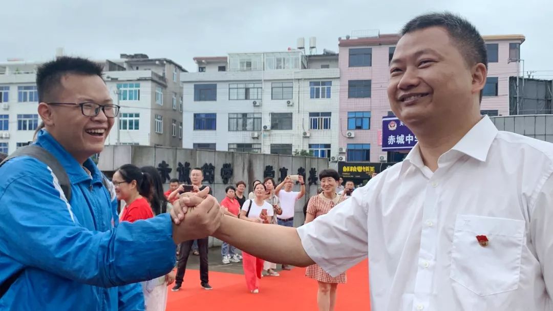 天台一初中校长情深意切红地毯61彩虹门满满师生情