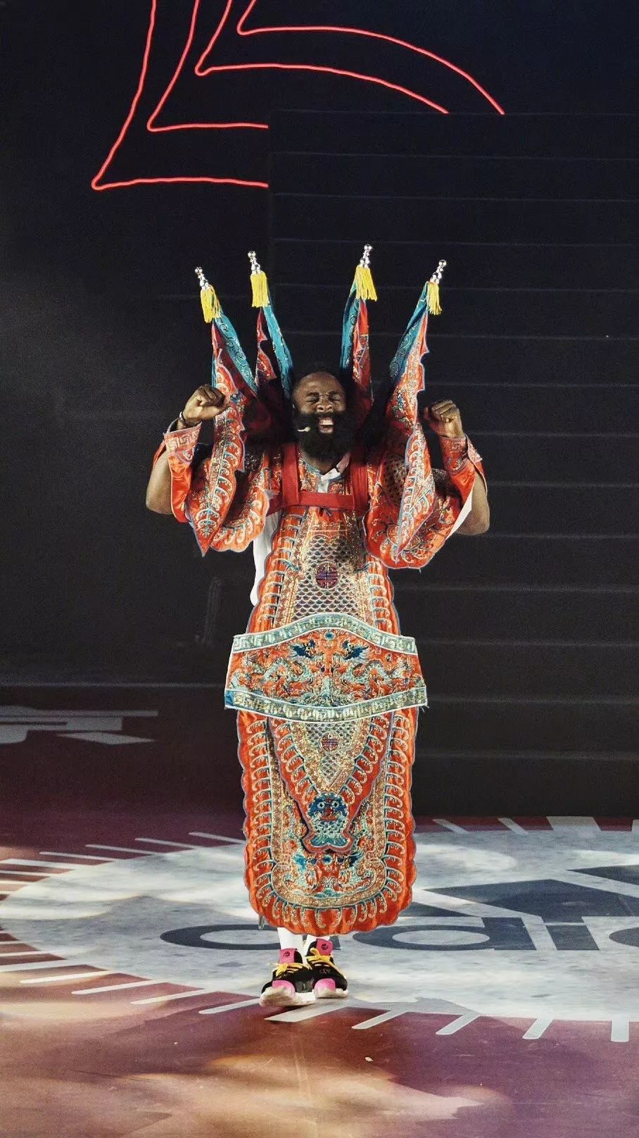 与姚明共进晚餐哈登上身京剧戏服活像大张飞啊