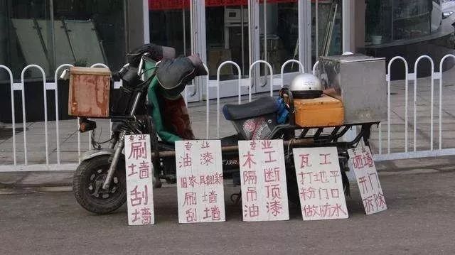 胖虎老师调皮的给千玺配上了蹲活的照片,并配文"蹲到活儿了叫我,我去