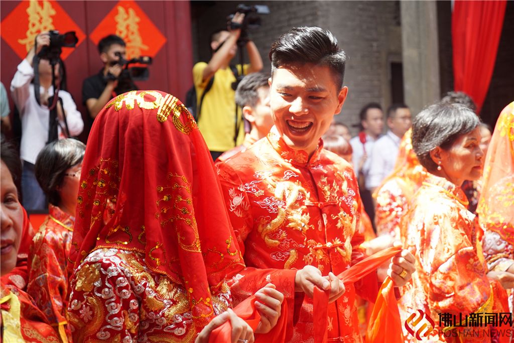 办一场传统中式婚礼是什么体验?昨天,十对新人在佛山嫁娶屋"拜堂成亲"