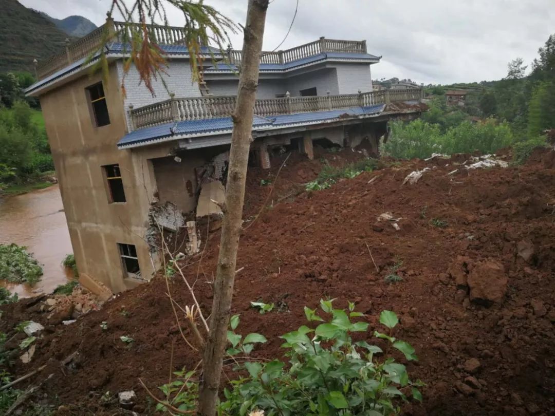 宣威得禄乡发生地质灾害导致交通中断房屋倒塌