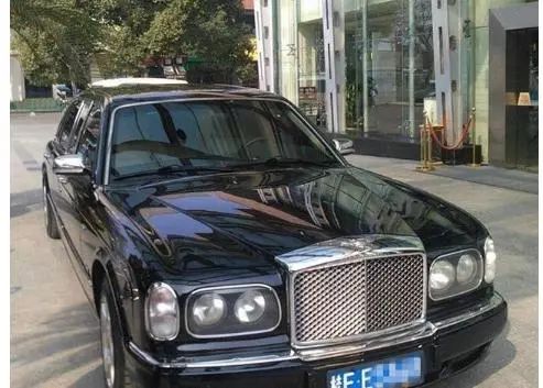 30年前首富圈最流行的豪车邵逸夫有一台后排配手机值上百万