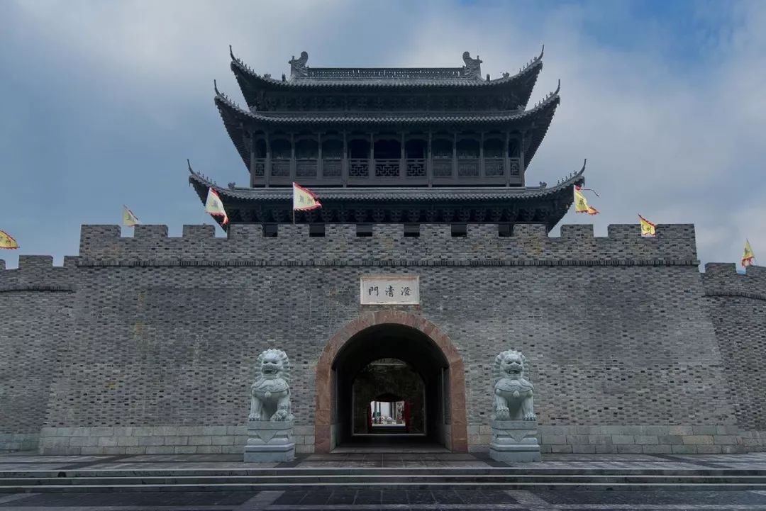 共同诉说着梅城古城的千年风韵马头墙,青石路,木雕栏以及粉墙黛瓦历史