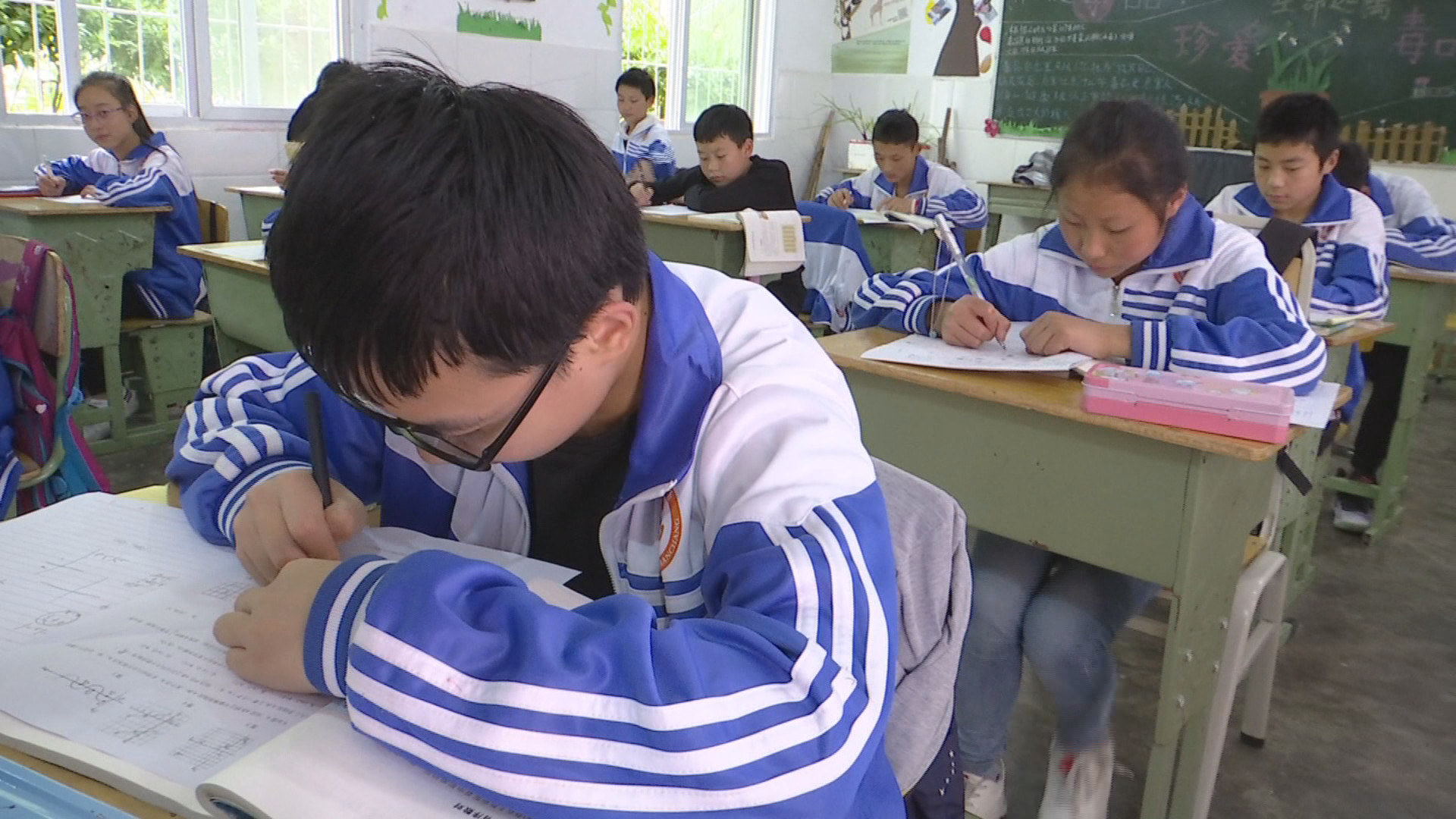 【教育】留守学生在松潘县白羊乡村学校刻苦学习