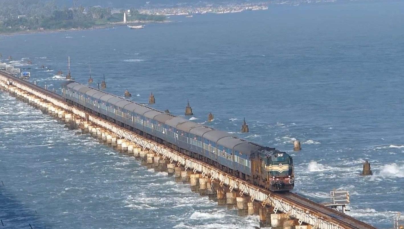 原创神奇的海上铁路和千与千寻场景类似如今已是该国热门景点