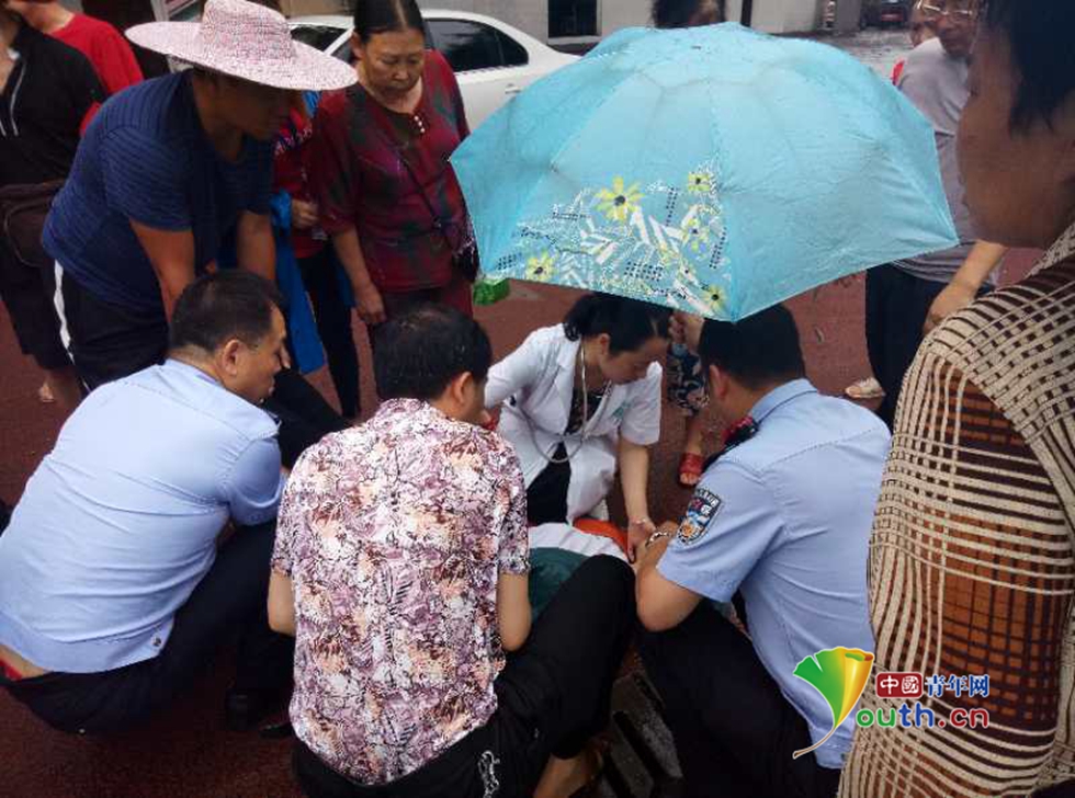 长宁县双河镇一工作人员因连续多天抗震救灾昏倒