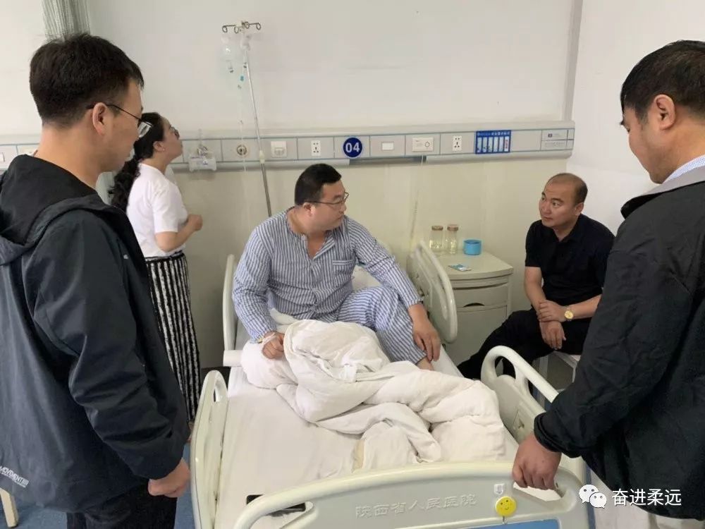 柔远镇柔远镇党委书记郭鹏一行慰问生病职工,传递工会真情!