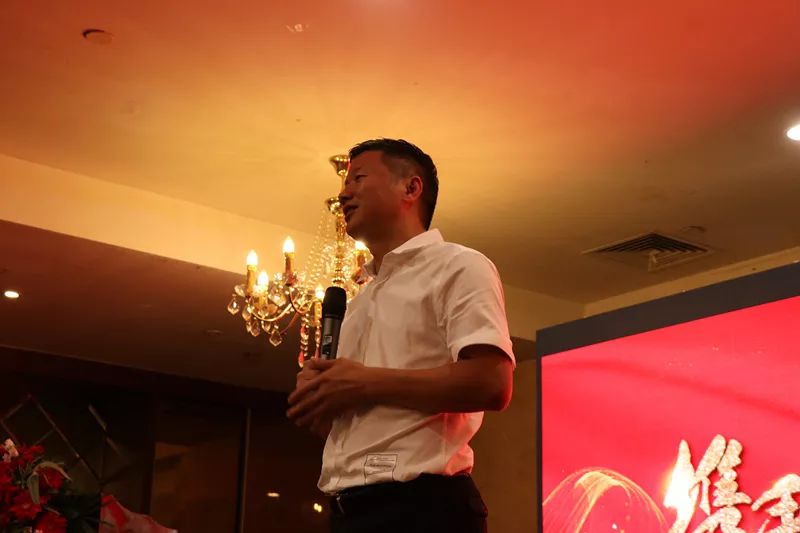 (顺记餐饮董事长王兴顺先生)董事长王兴顺先生是一个靠自身奋斗起来的