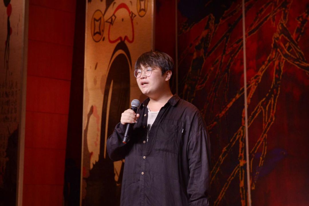 正式演出前,再芬黄梅艺术剧院副院长,国家一级演员马自俊就剧院以及