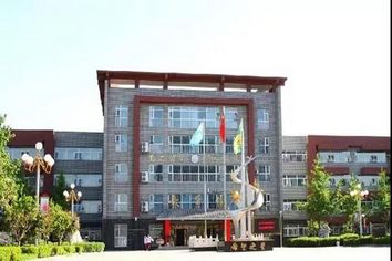 ✕✕张家湾中学是一所完全中学,坐落在张家湾镇工业开发区内.
