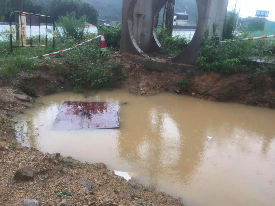 泉港驿峰路口施工多时未处理雨后变成一个个大水坑