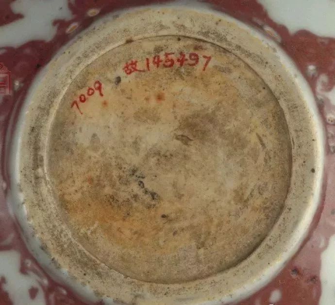 宋代汝窑青釉盘底部修足这个不同之处一看很明显.