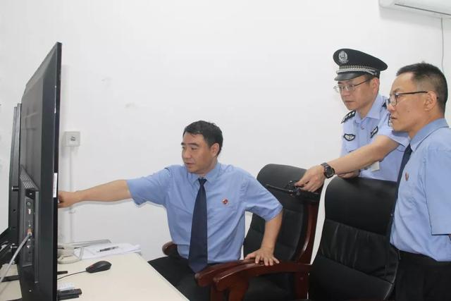 与孤独为邻夜巡的检察官们走出监区来到监狱行政办公楼的指挥中心总控