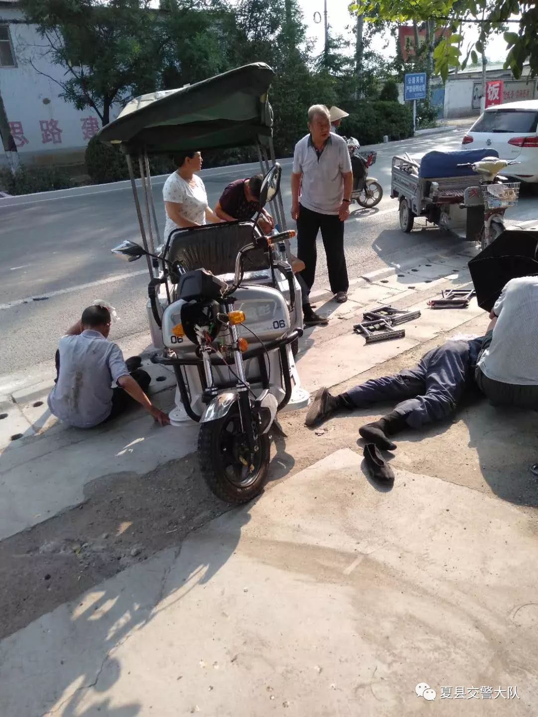 临夏线行驶到司马村时与孙某驾驶的电动三轮车(后乘坐卢某和卢某)相撞