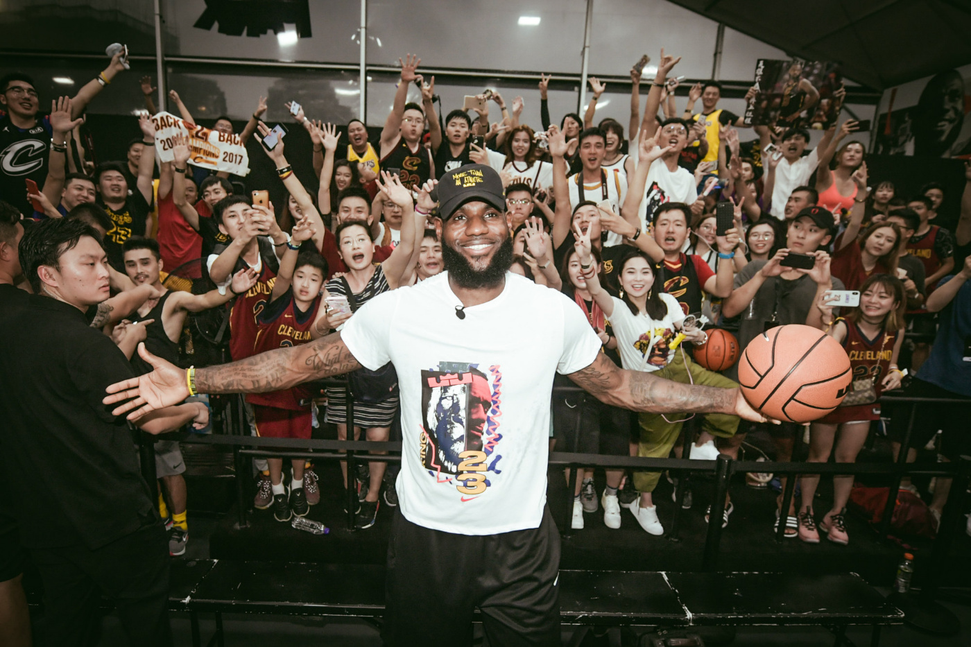 超巨中国行玩出花样!克莱亲民带凉帽,哈登秒变张飞顶呱呱_詹姆斯来