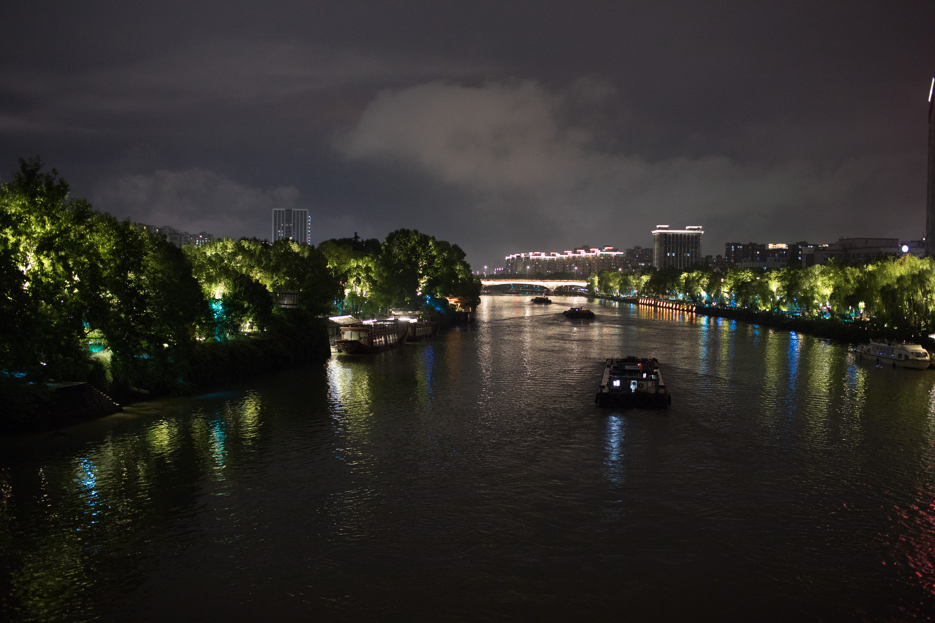 這是從杭州市拱墅區拱宸橋上拍攝的大運河兩岸的夜景(6月18日攝).