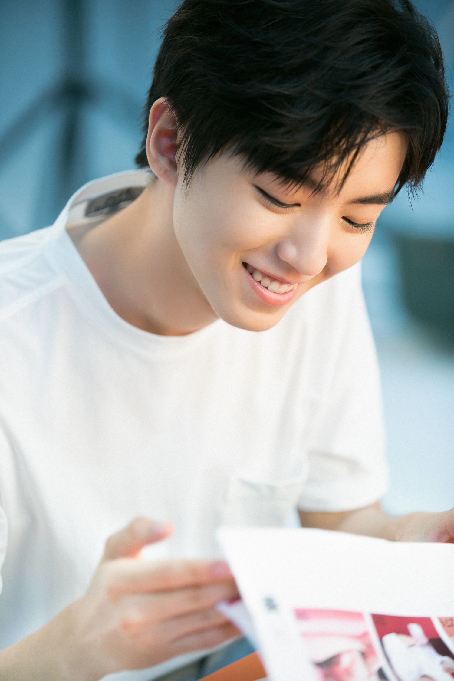 [消息]工作室放王俊凯品牌拍摄花絮照 纯白t恤的学长凯低头浅笑