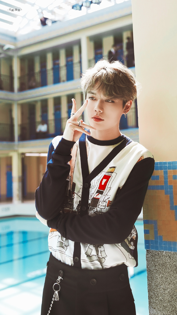 小橘第二个看秀造型速报!林彦俊惊艳亮相巴黎男装周品牌秀场