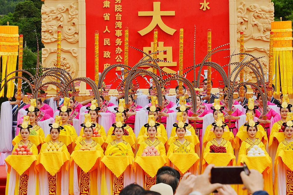 陇山苍翠,渭水欢歌;华夏儿女,共祭羲皇.