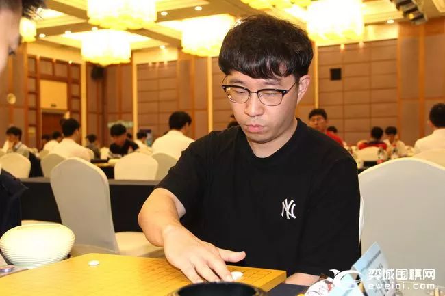 棋院为队名,招来韩国外援,世界冠军"元大锤"元晟溱,辅之以钟文靖,张维