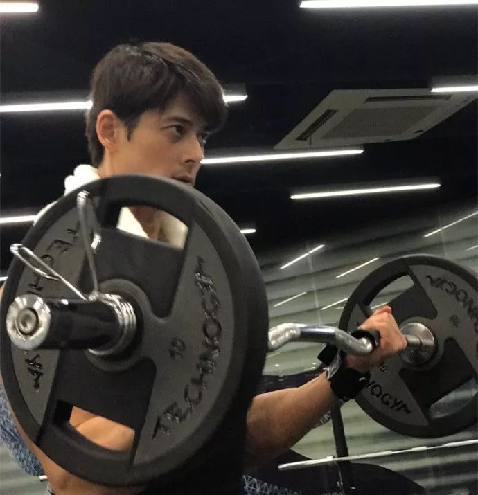 让人无法相信他是42岁大叔,真的冻龄啊!_郭品超