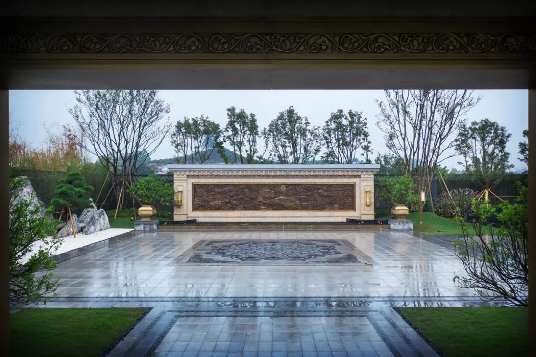 历时3个月一刀一刻打造出来的纯铜照壁,完美还原清代名作"山川吞日月"