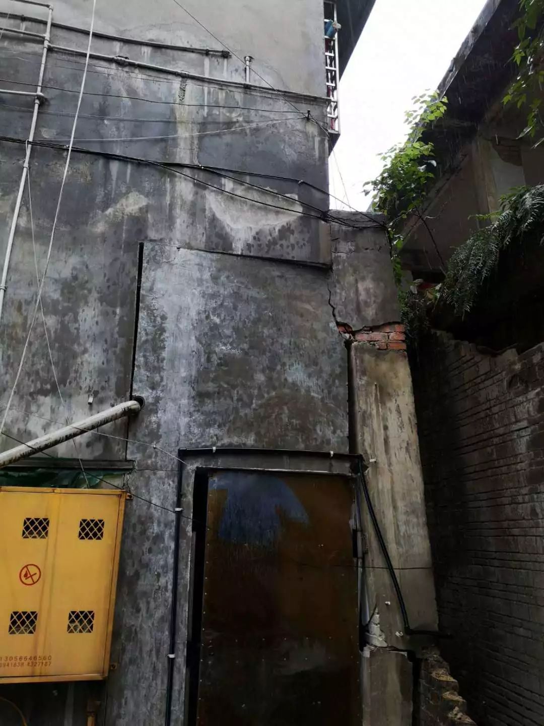 汪于伟将老人和孩子安置在宜宾柏溪自己坚守在岗位第一线随时关注