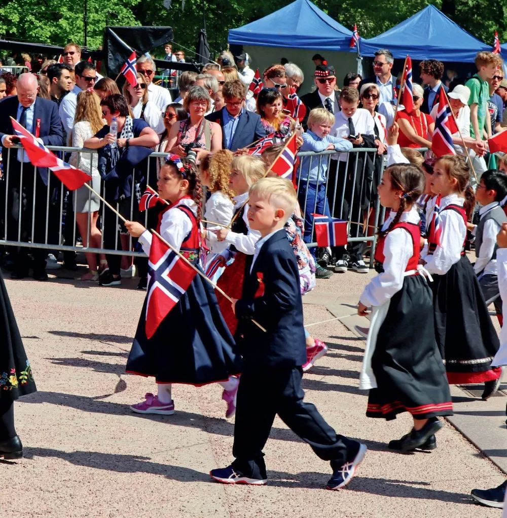 一年有近300个雨天的国家在挪威参加国庆日狂欢