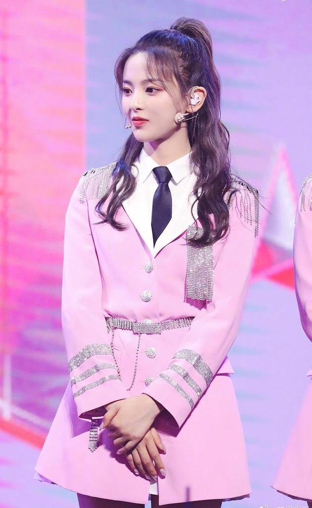 火箭少女组合成团一周年杨超越又哭了怕被黑想做实力派