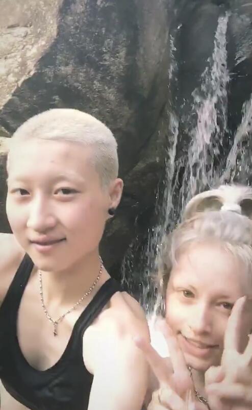 andi镜头下吴卓林玩得超开心,两只脚踏入瀑布水中,还