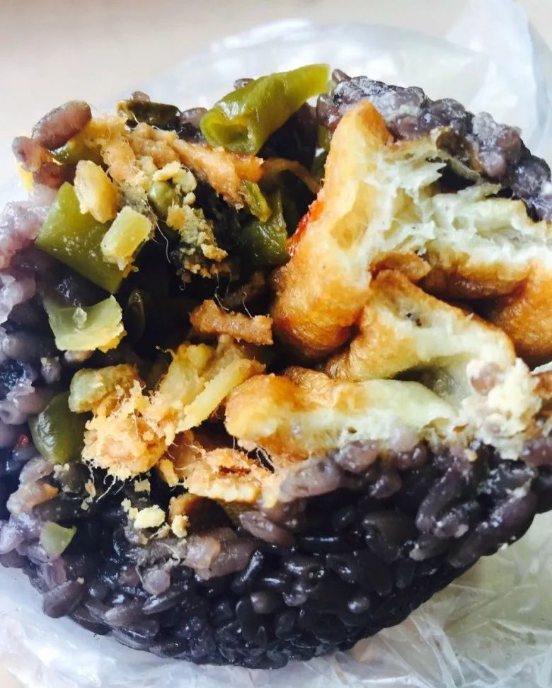 松松软软的米饭饼,略微带上一些酒糟的甜味.