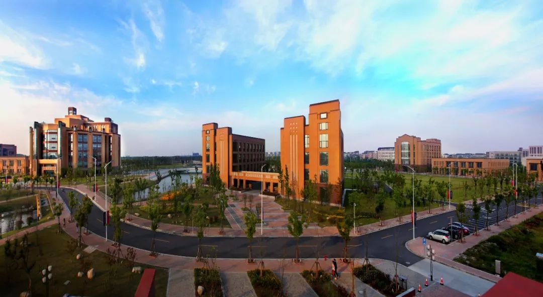 明德至善博学笃行上海电机学院