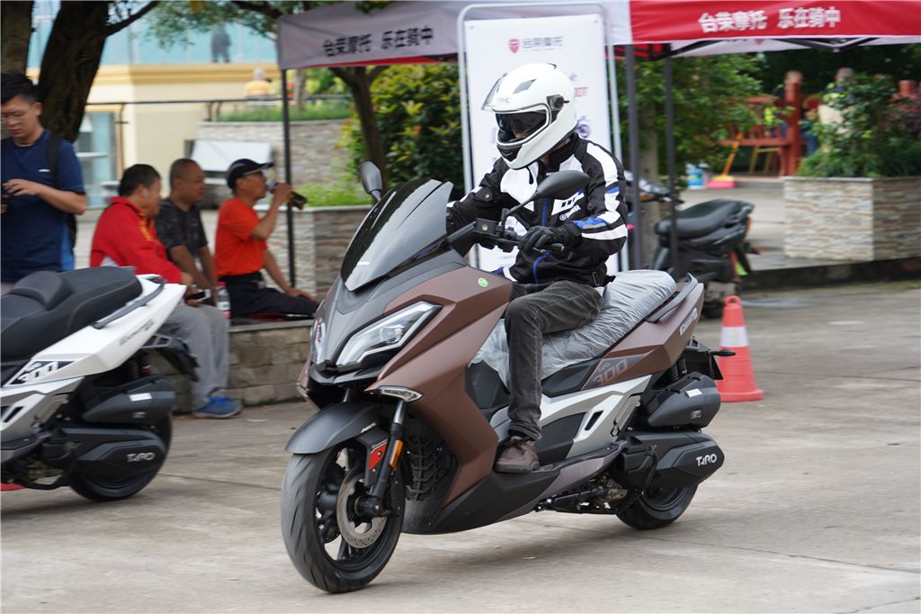 台荣为到场摩友准备了主打的探路者tr300t踏板车,以及gp1,gp2,t9,t10