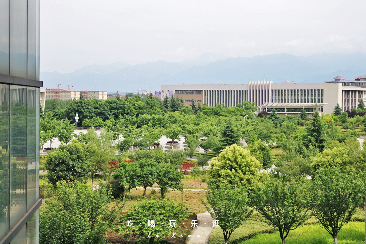 西安财经大学共有长安,雁塔,翠华东,翠华西4个校区,交通方便的翠华